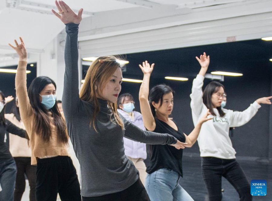 Studenti imparano passi di danza jazz durante una lezione serale nel distretto Wuchang di Wuhan. (14 dicembre 2023 - Xinhua/Du Zixuan)