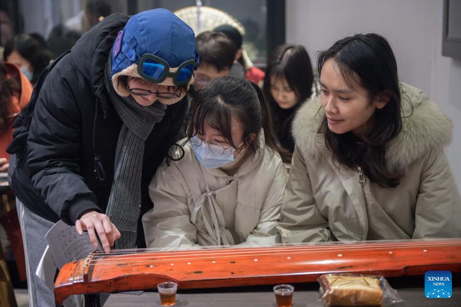 Scuola serale attira i giovani a Wuhan