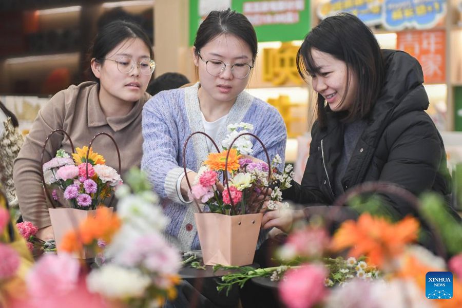 Scuola serale attira i giovani a Wuhan