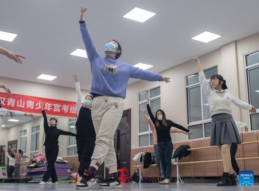 Scuola serale attira i giovani a Wuhan