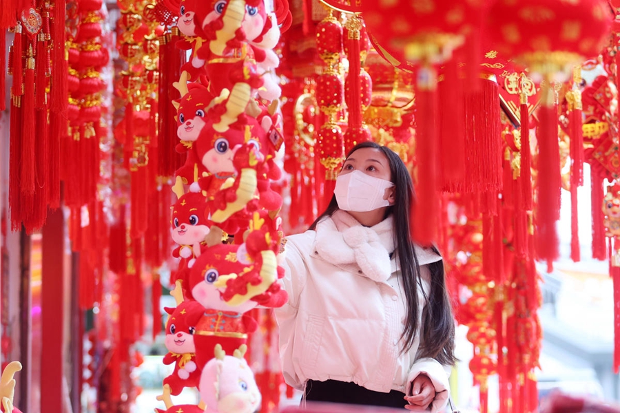 Ornamenti con elementi dell'Anno del Drago esposti nel mercato dei giardini urbani della città di Mianyang, nel Sichuan. (1 gennaio 2024)