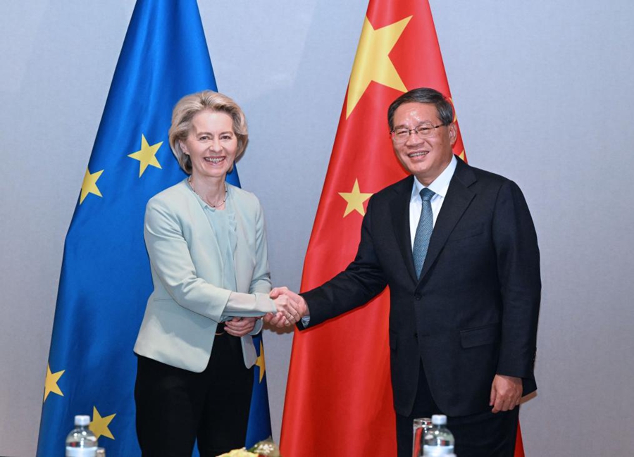 Il premier cinese Li Qiang incontra la presidente della Commissione Europea Ursula von der Leyen a margine dell'incontro annuale del Forum Economico Mondiale del 2024 a Davos, in Svizzera. (16 gennaio 2024 - Xinhua/Rao Aimin)