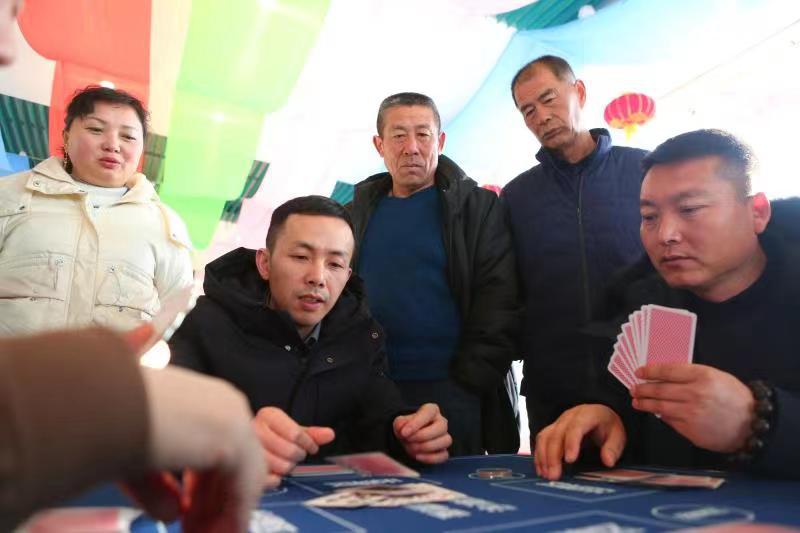 Oltre un milione di fan competono nel torneo di guandan nel Ningxia