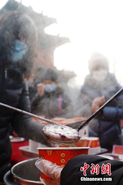 Cina: la gente festeggia la Festa di Laba