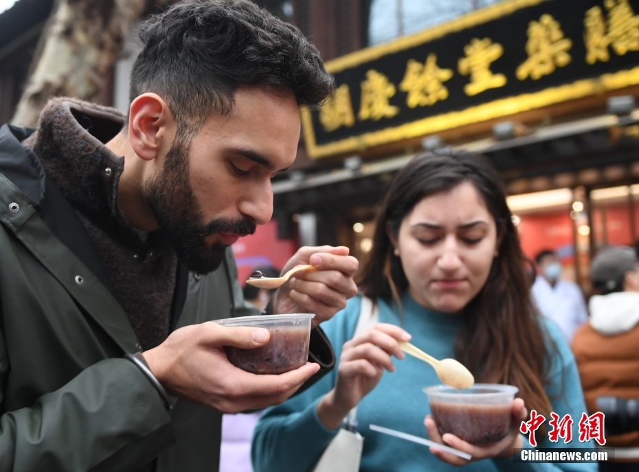 Cina: la gente festeggia la Festa di Laba