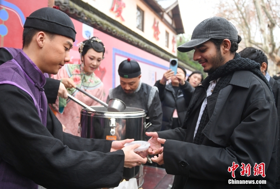 Cina: la gente festeggia la Festa di Laba