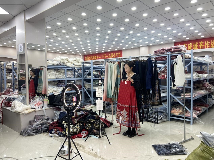 Caoxian, Shandong: boom dell'industria dell'Hanfu