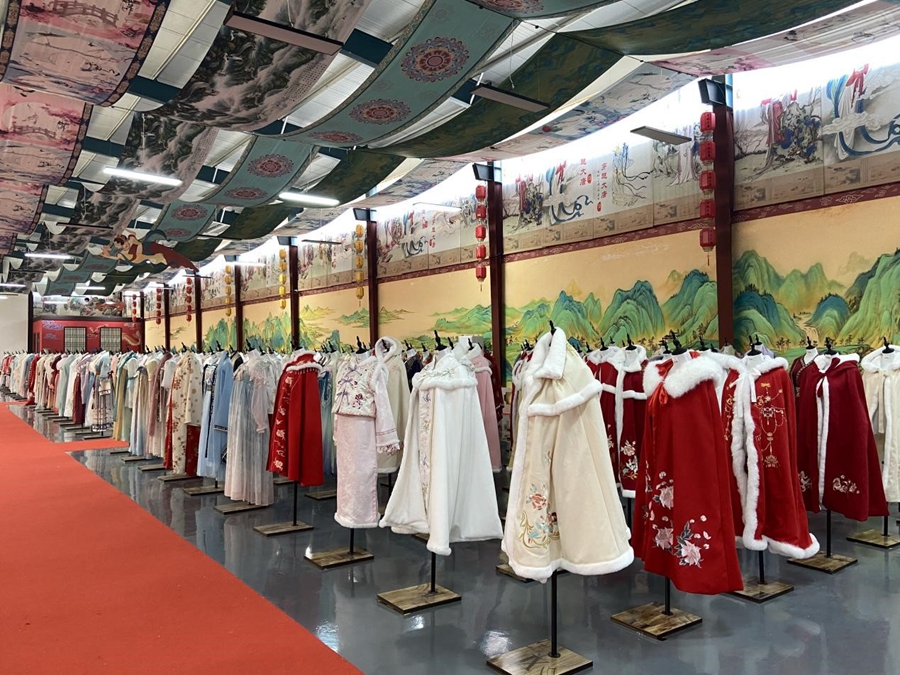 Caoxian, Shandong: boom dell'industria dell'Hanfu