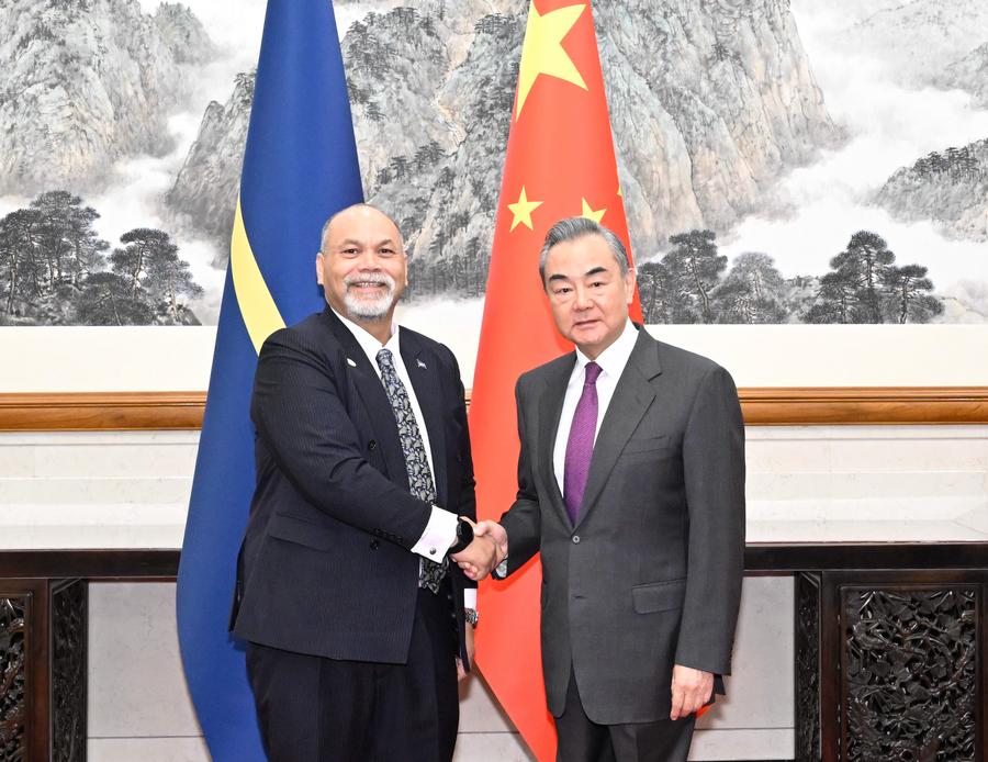 Il Ministro degli Esteri cinese Wang Yi, membro dell'Ufficio Politico del Comitato Centrale del Partito Comunista Cinese, incontra il Ministro degli Affari Esteri e del Commercio di Nauru Lionel Aingimea a Beijing. (24 gennaio 2024 - Xinhua/Shen Hong)