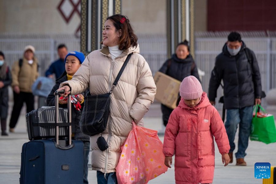 Passeggeri alla stazione di Xigaze, nella regione autonoma dello Xizang, nel sud-ovest della Cina. (27 gennaio 2024 - Tenzin Norbu/Xinhua)