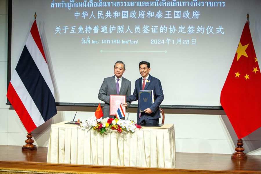 Il Ministro degli Esteri cinese Wang Yi firma un accordo sull'esenzione reciproca dal visto con il Vice Primo Ministro e Ministro degli Affari Esteri thailandese Parnpree Bahiddha-Nukara a Bangkok, Thailandia. (28 gennaio 2024 - Xinhua/Wang Teng)