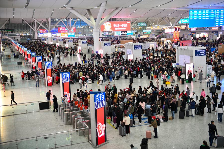 Passeggeri in fila alla stazione nord di Shenzhen. (26 gennaio 2024 – Xinhua)