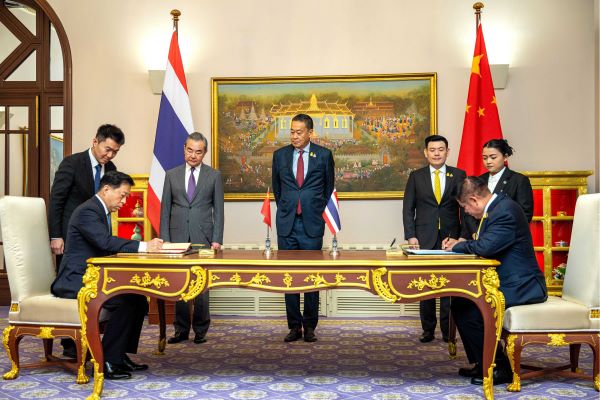 Bangkok, il Primo Ministro thailandese Srettha Thavisin incontra Wang Yi