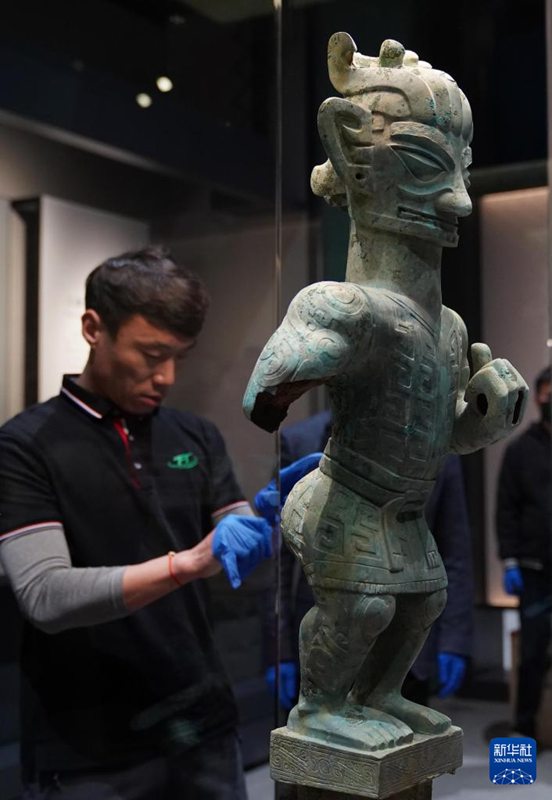 Reperti di Sanxingdui esposti nella mostra inaugurale del padiglione est del Museo di Shanghai