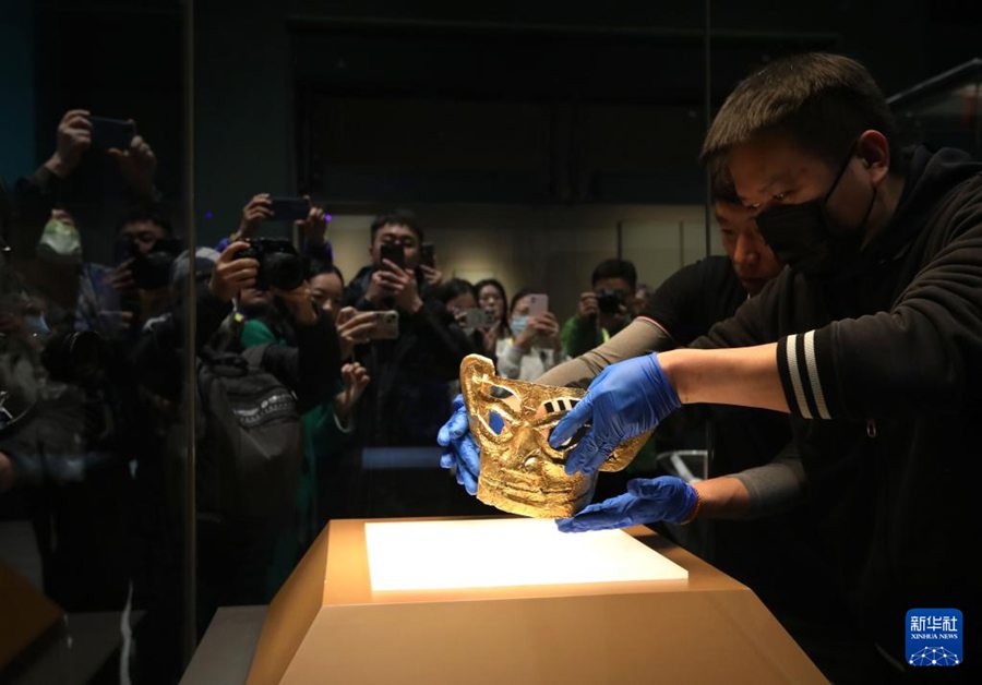 Reperti di Sanxingdui esposti nella mostra inaugurale del padiglione est del Museo di Shanghai