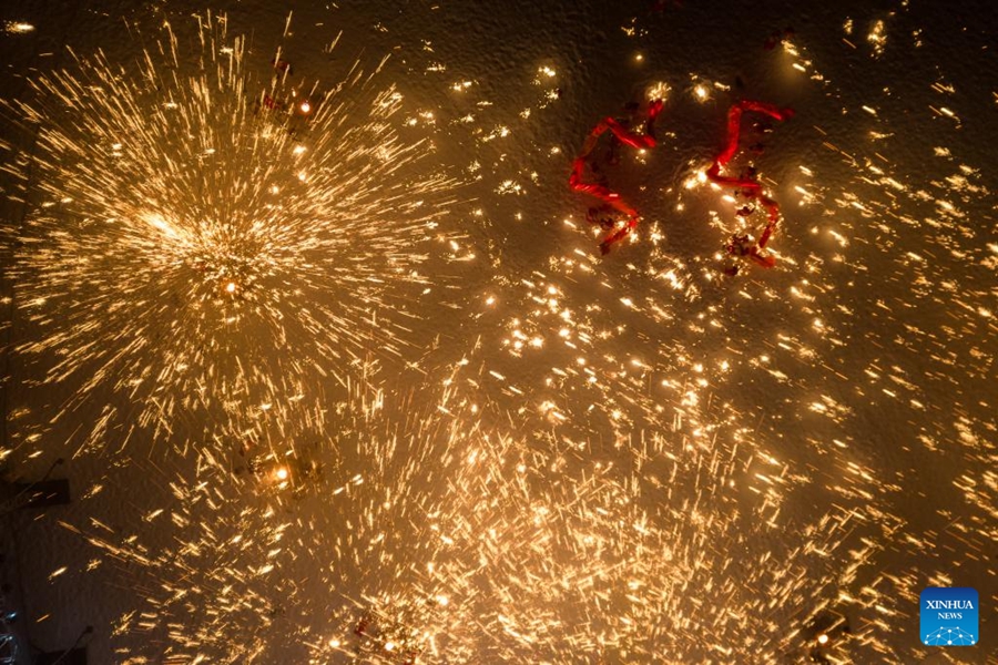 Danza del drago con fuochi d'artificio messa in scena per i turisti ad Harbin