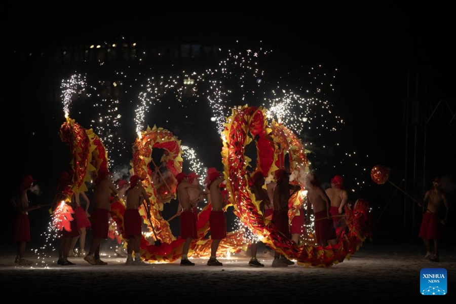 Danza del drago con fuochi d'artificio messa in scena per i turisti ad Harbin