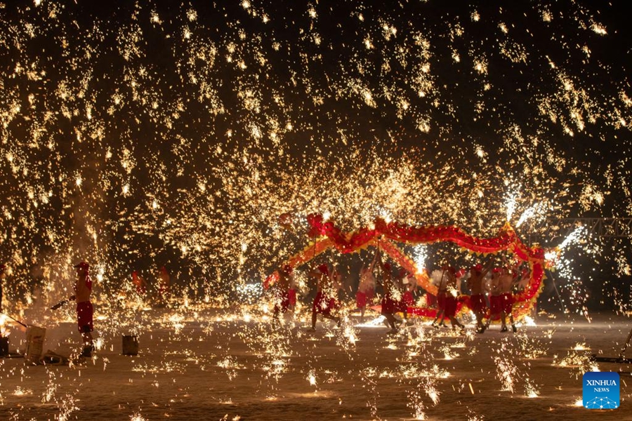 Danza del drago con fuochi d'artificio messa in scena per i turisti ad Harbin