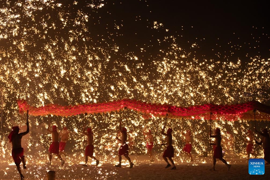 Danza del drago con fuochi d'artificio messa in scena per i turisti ad Harbin