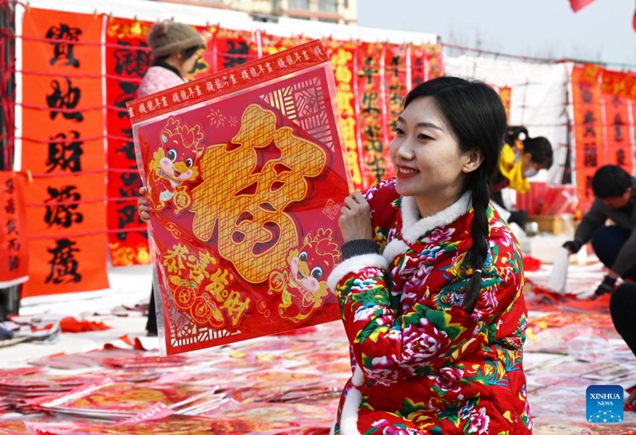 Visitatori affollano il Poli Market di Qingdao