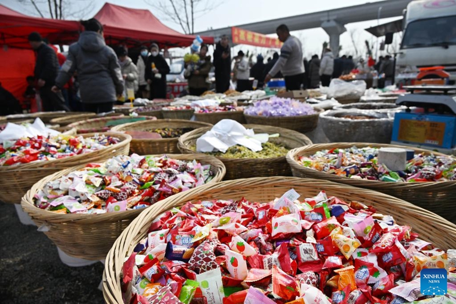 Visitatori affollano il Poli Market di Qingdao