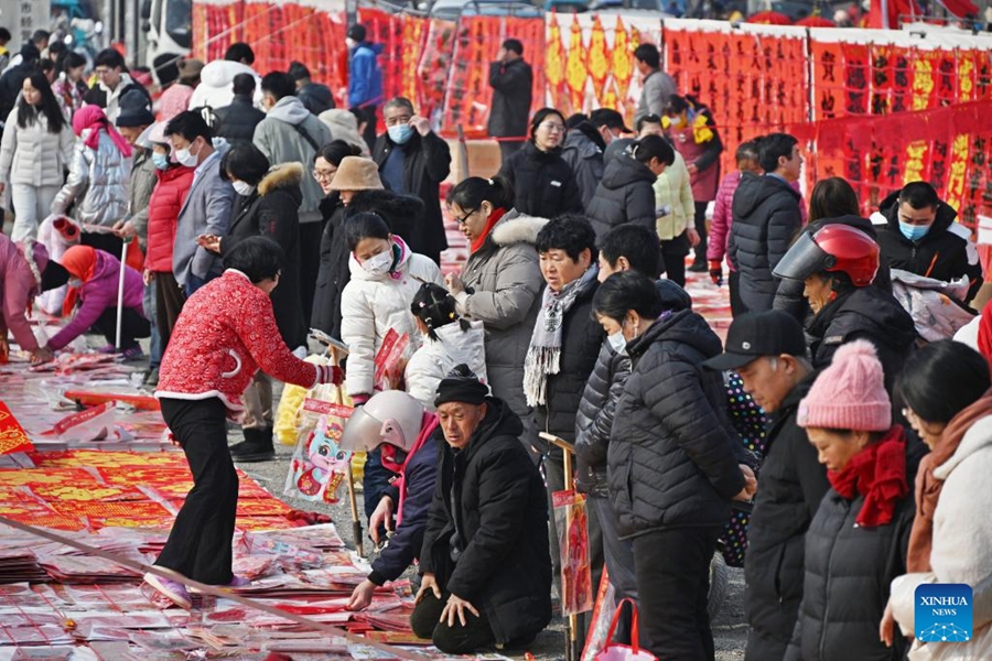 Visitatori affollano il Poli Market di Qingdao