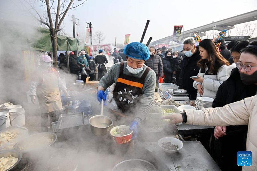 Visitatori affollano il Poli Market di Qingdao