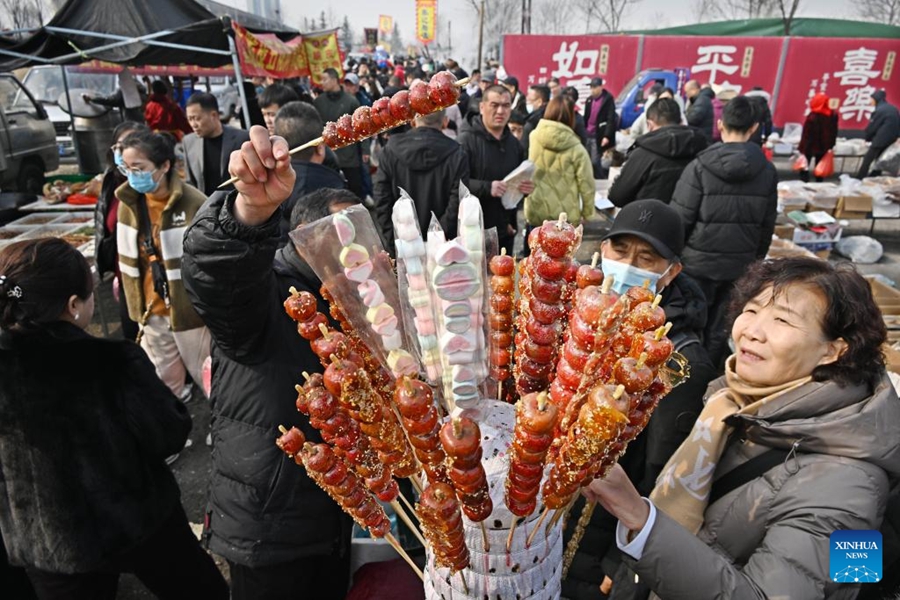 Visitatori affollano il Poli Market di Qingdao