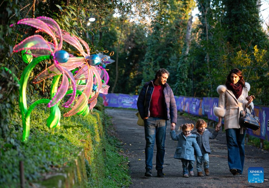 Lanterne cinesi illuminano parco a tema italiano