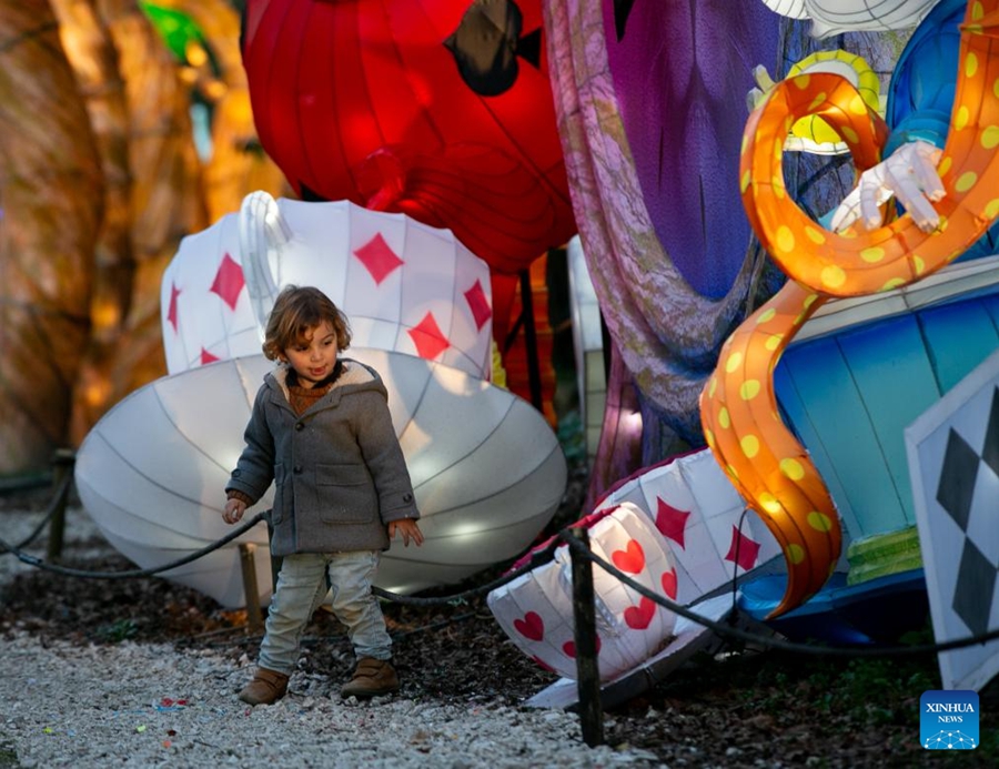 Lanterne cinesi illuminano parco a tema italiano