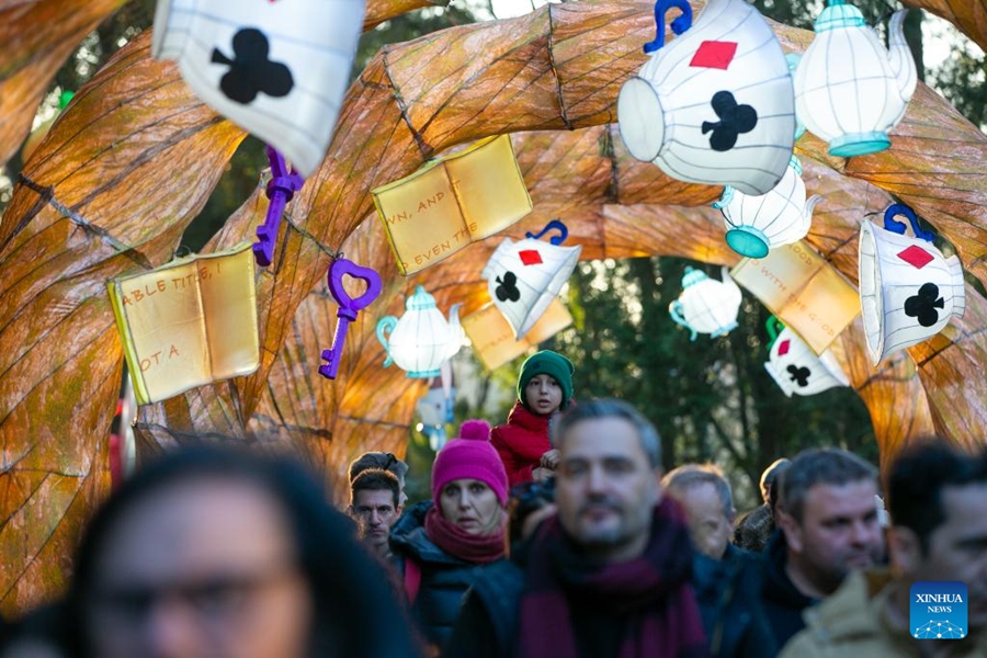 Lanterne cinesi illuminano parco a tema italiano