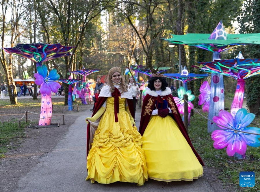 Lanterne cinesi illuminano parco a tema italiano