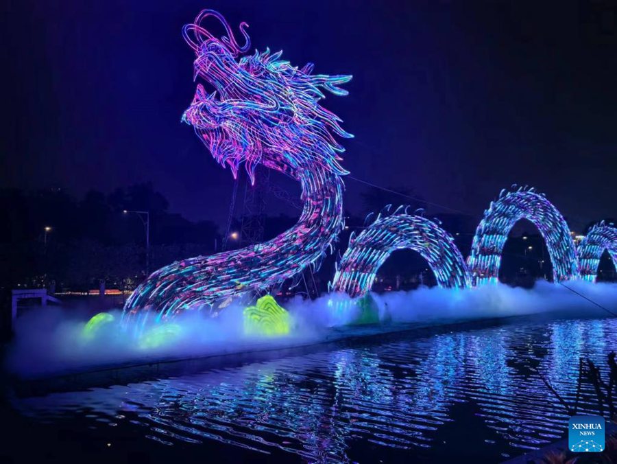 Una lanterna a forma di drago realizzata dal team di Deng Peilin per l'imminente Festa di Primavera a Guangzhou, nella provincia meridionale cinese del Guangdong. (29 gennaio 2024 - Xinhua)