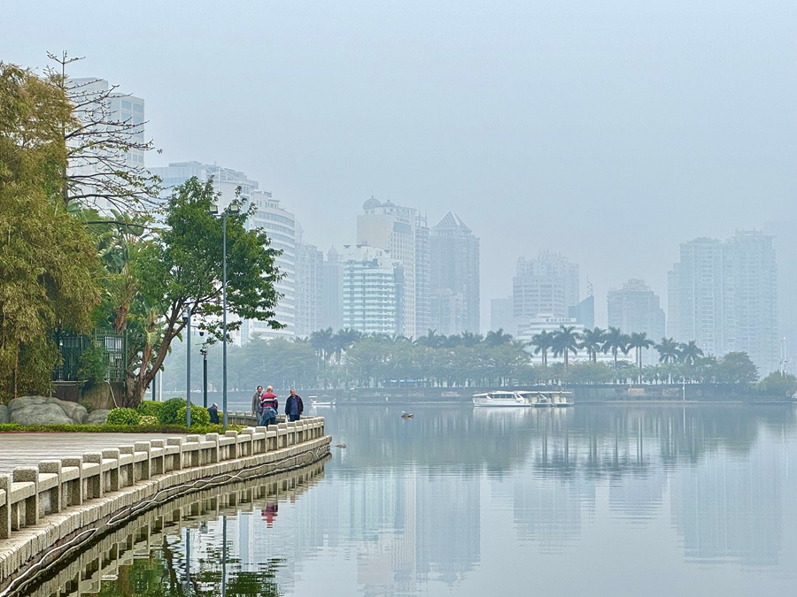 Il paesaggio da favola del lago Yundang avvolto dalla nebbia