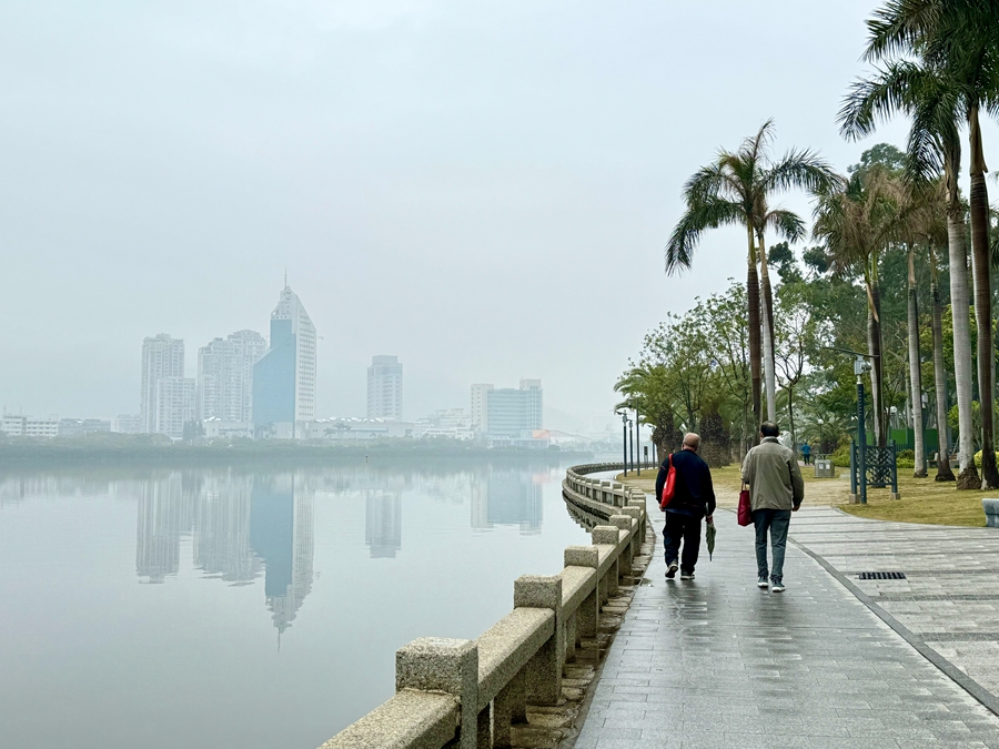 Il paesaggio da favola del lago Yundang avvolto dalla nebbia