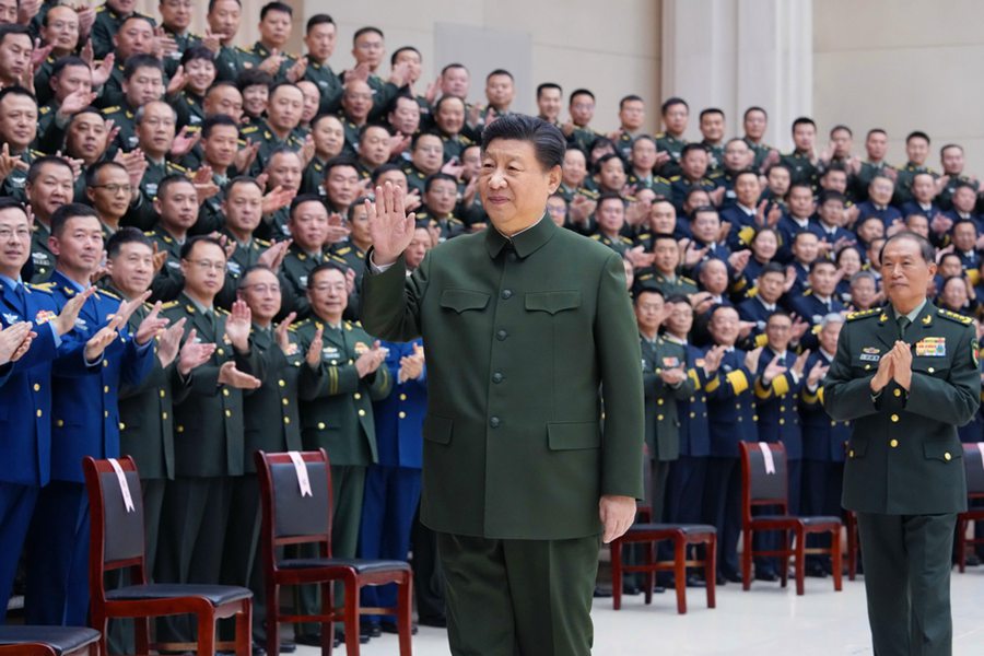 Xi Jinping visita le truppe a Tianjin facendo gli auguri agli ufficiali e soldati