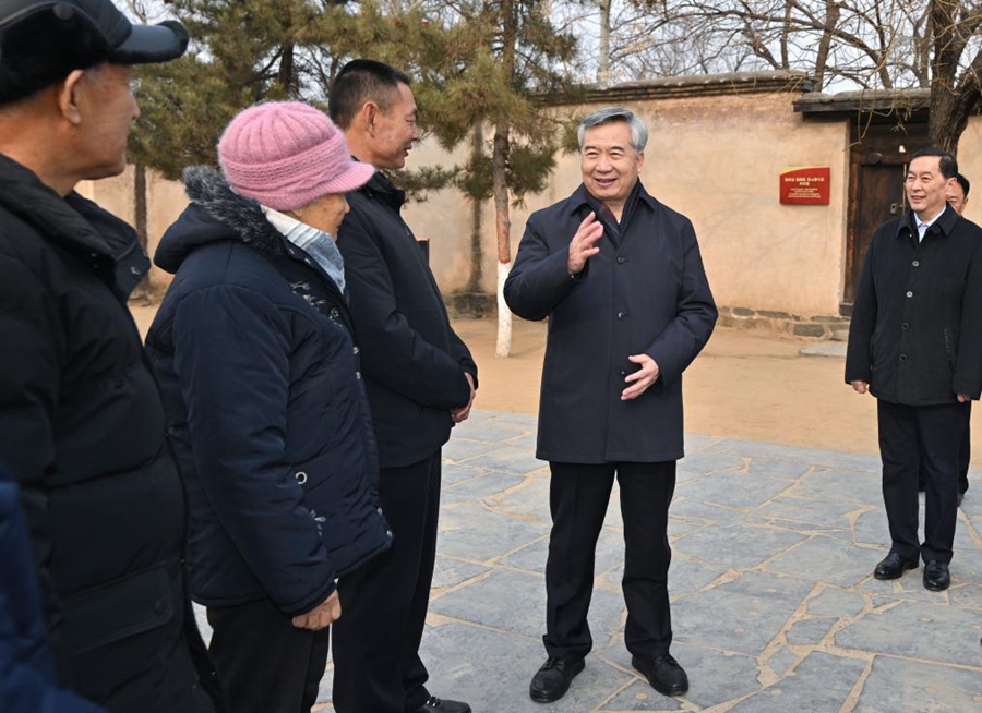 Li Xi parla con i residenti di Xibaipo, nella provincia dello Hebei, nel nord della Cina. (3 febbraio - Xinhua/Yue Yuewei)