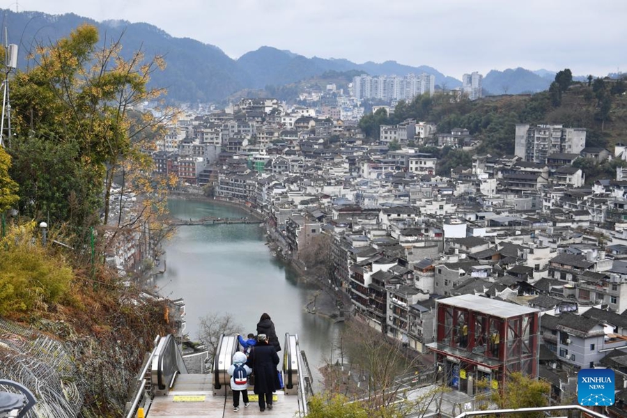 La linea espressa turistica maglev di Fenghuang attira visitatori nello Hunan