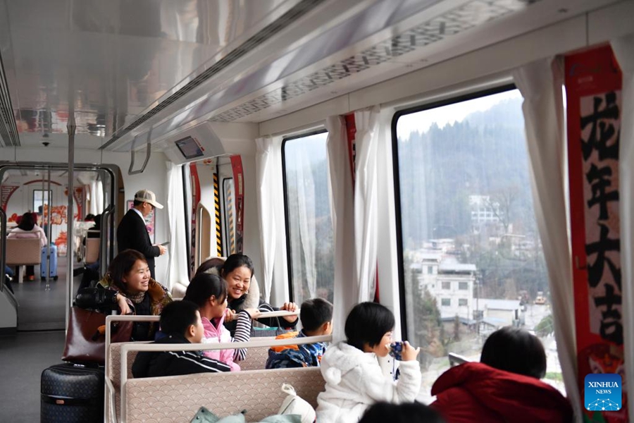 La linea espressa turistica maglev di Fenghuang attira visitatori nello Hunan