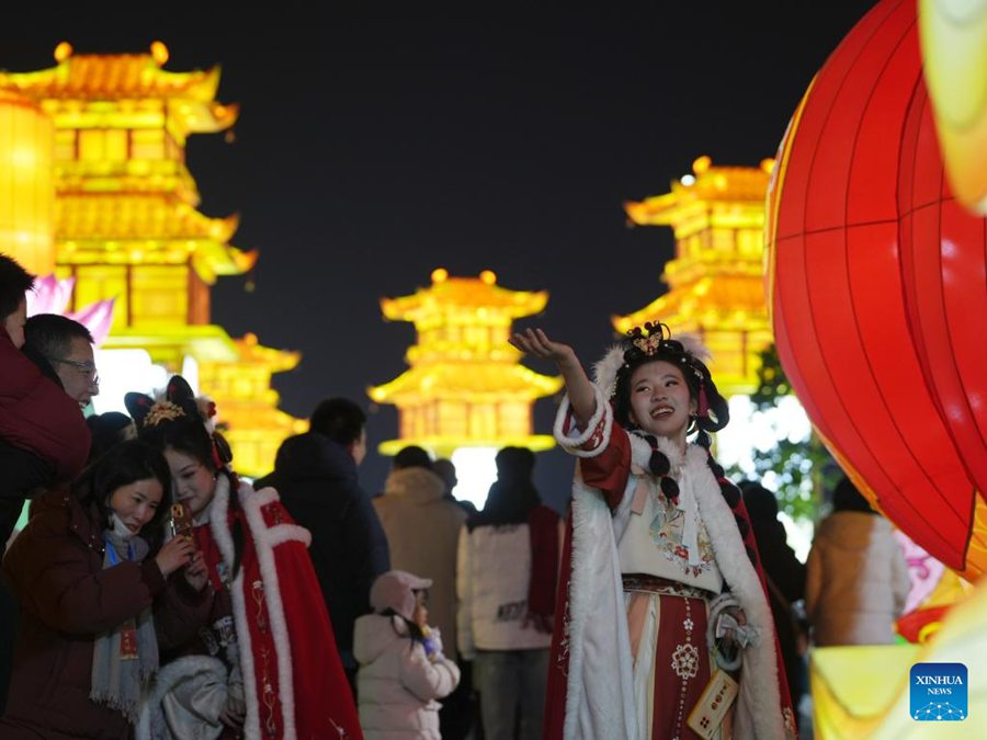 Spettacolo di lanterne nell'antico borgo di Zhengding per celebrare l'imminente Festa di primavera