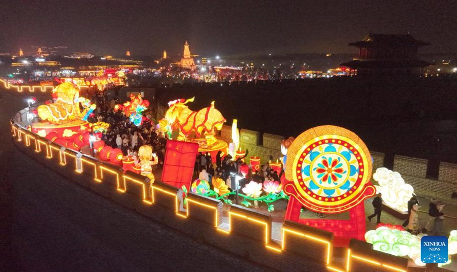 Spettacolo di lanterne nell'antico borgo di Zhengding per celebrare l'imminente Festa di primavera