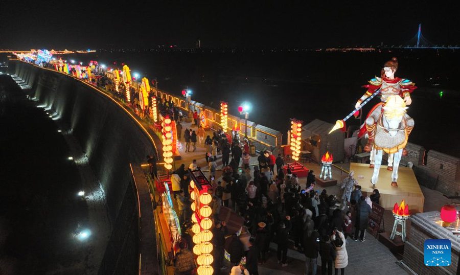 Spettacolo di lanterne nell'antico borgo di Zhengding per celebrare l'imminente Festa di primavera