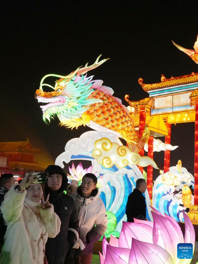 Spettacolo di lanterne nell'antico borgo di Zhengding per celebrare l'imminente Festa di primavera