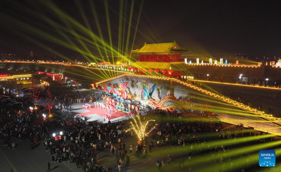 Spettacolo di lanterne nell'antico borgo di Zhengding per celebrare l'imminente Festa di primavera