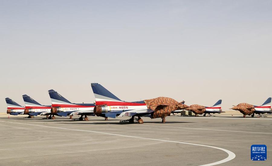 Squadra acrobatica dell'aeronautica cinese debutta al World Defense Show dell'Arabia Saudita