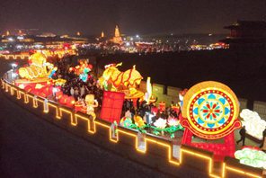 Spettacolo di lanterne nell'antico borgo di Zhengding per celebrare l'imminente Festa di primavera