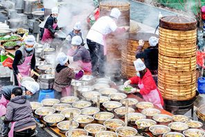 Hejiang, Sichuan: banchetto all'aperto per dare il benvenuto al nuovo anno