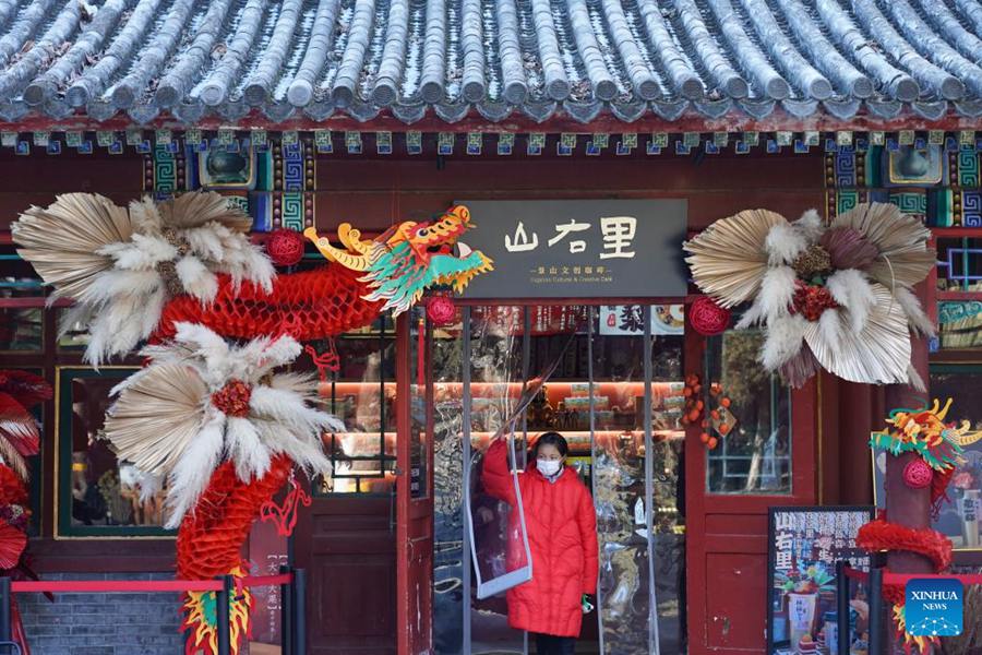 Decorazioni in un caffè culturale e creativo nel parco Jingshan a Beijing, capitale della Cina. (23 gennaio 2024 - Xinhua/Chen Zhonghao)