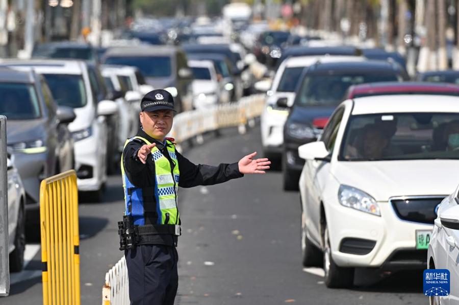 Haikou: diversi dipartimenti collaborano per affrontare il picco di traffico passeggeri attraverso il mare