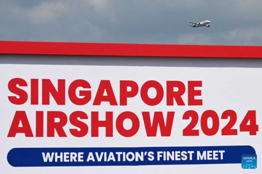 L'aereo cinese C919 partecipa alle prove del Singapore Airshow